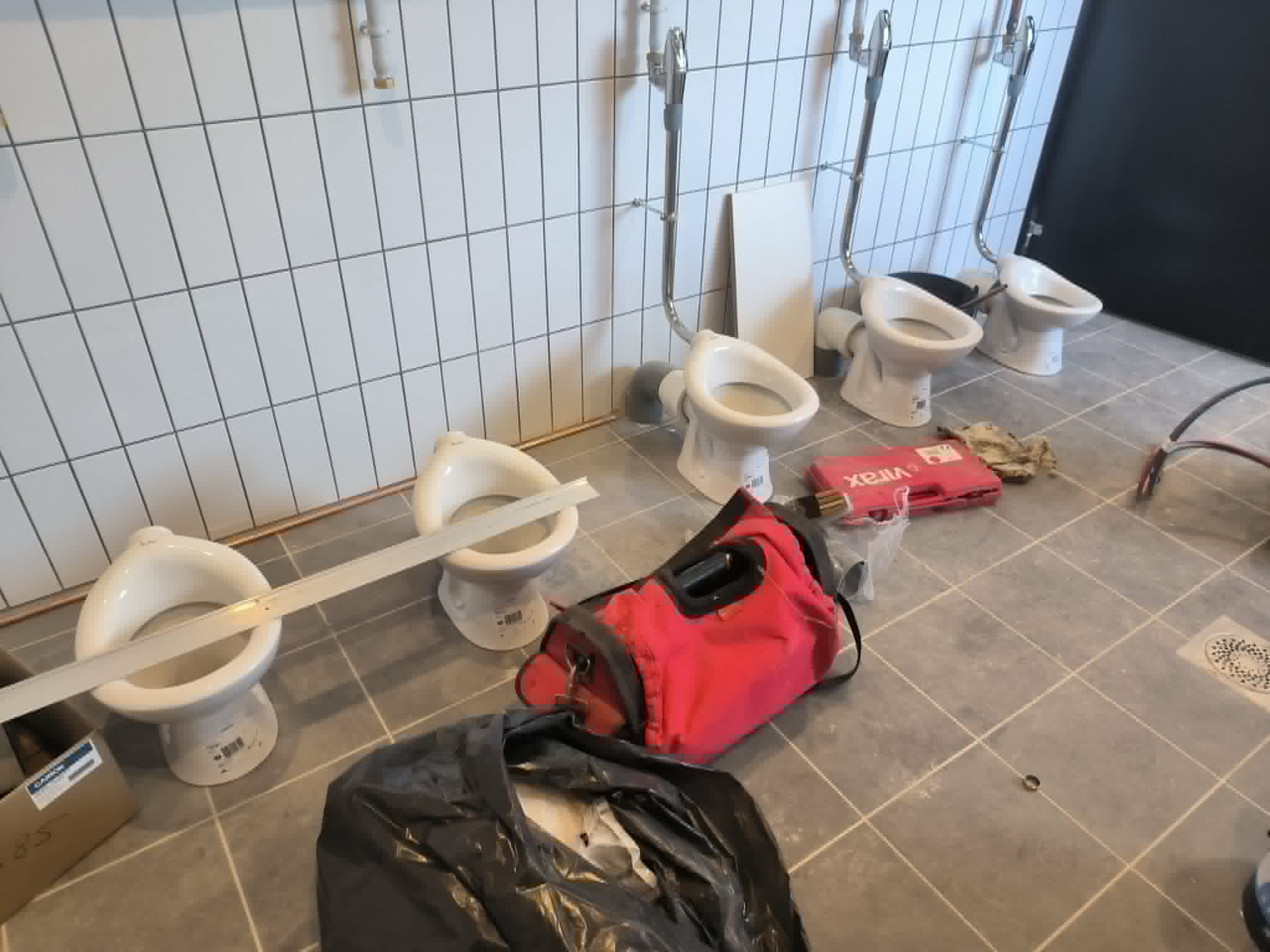 Pose de toilettes adaptées pour école maternelle